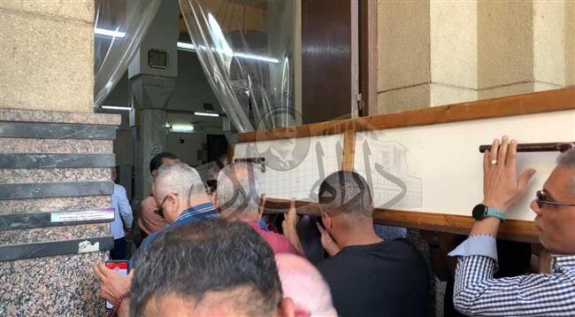 لتشييع جنازته.. وصول جثمان الكاتب محمد عبد المنعم إلي مسجد عمر مكرم | صور