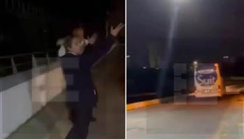 بسبب طلب بسيط.. طرد راكبة من حافلة في منتصف الطريق (فيديو)