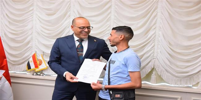 وزير العمل يُسلم عقود عمل في مجالات زراعة النخيل وتربية السمان بالأردن
