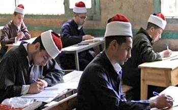 طلاب القسم العلمي بالثانوية الأزهرية بشمال سيناء يؤدون امتحان مادة الأدب والنصوص