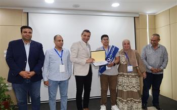 محافظ السويس يكرم أوائل الشهادة الإعدادية العامة والأزهرية تقديرًا لتفوقهم