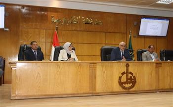 محافظ القليوبية يعقد اجتماعا لبحث خطط تطوير الخدمات وترشيد استهلاك الكهرباء
