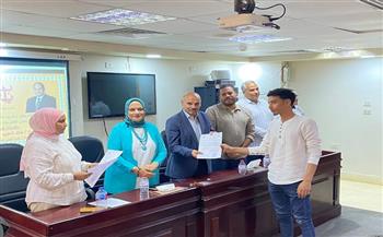 السكرتير العام المساعد لمطروح يسلم عقود التوظيف لعدد من شباب المحافظة