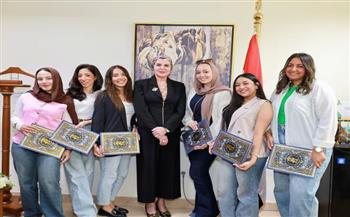 وحدة شئون المرأة بالنيابة الإدارية تكرم الطالبات المشاركات في مشروع تخرج بعنوان "حضارة بلا حواجز"