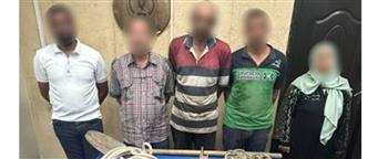 القبض على سيدة و 4 أشخاص ينقبون الآثار داخل عقار بالقاهره 