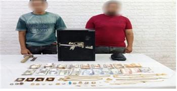 القبض على عنصرين إجراميين لسرقتهما خزينة من مسكن في الخليفة