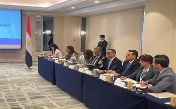 وزير الاستثمار يشارك بفعاليات المائدة المستديرة لقطاع السيارات 