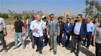 محافظ الجيزة يتفقد كوبري مزلقان أبو النمرس وطريق جسر المنوات