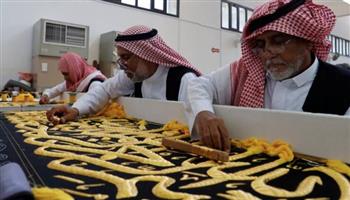 من مجمع الملك عبد العزيز إلى الكعبة المشرفة.. تفاصيل صناعة الكسوة الجديدة