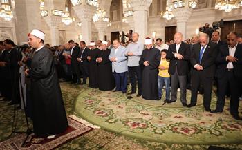 محافظ القاهرة ووزيرا الHوقاف والعمل يؤدون صلاة الجمعة بمسجد السيدة نفيسة