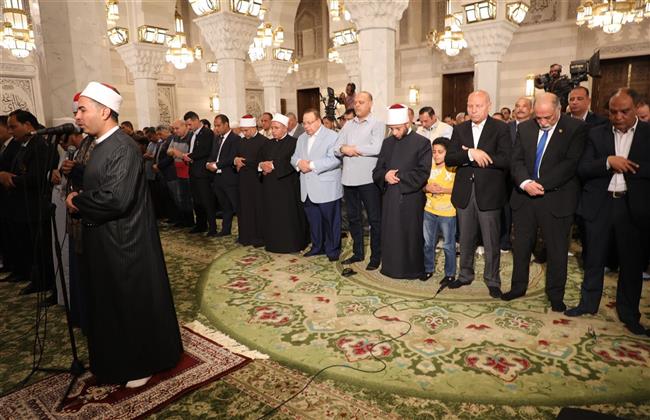 محافظ القاهرة ووزيرا الHوقاف والعمل يؤدون صلاة الجمعة بمسجد السيدة نفيسة