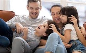 5 سلوكيات يومية يقلدها طفلك.. منها تعاملك مع التوتر