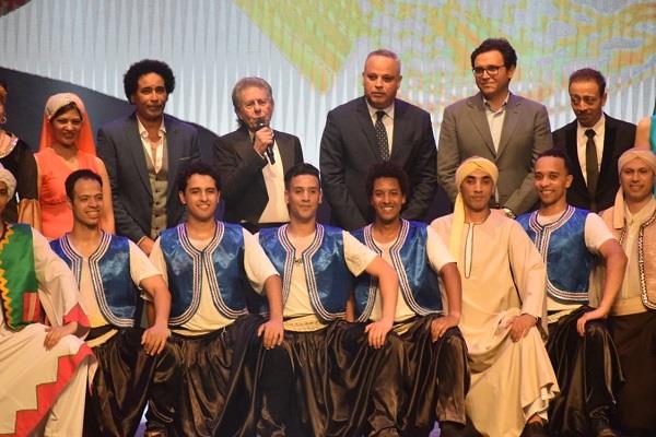 مسرح البالون يرفع لافتة "كامل العدد" في احتفالية ذكرى ثورة 30 يونيه 
