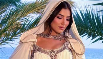 مي عمر تعود من تونس بعد تكريمها على مسرح قرطاج.. وتحضّر لأعمال فنية جديدة