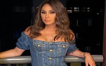 إليسا بفستان أوف شولدرز من الجينز