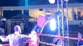 ملاكم حاول الاحتفال بالفوز فأصيب بصعقة كهربائية.. نهاية غير متوقعة (فيديو)