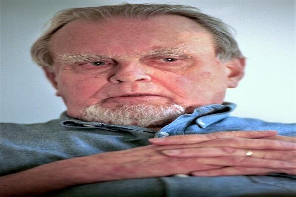 تشيسلاف ميلوش.. شاعر المنفى والوعي الإنساني