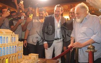 يحيى الفخراني يتأمل مجسم الأوبرا الخديوية برفقة الفنان أيمن الشيوي داخل المسرح القومي| صور