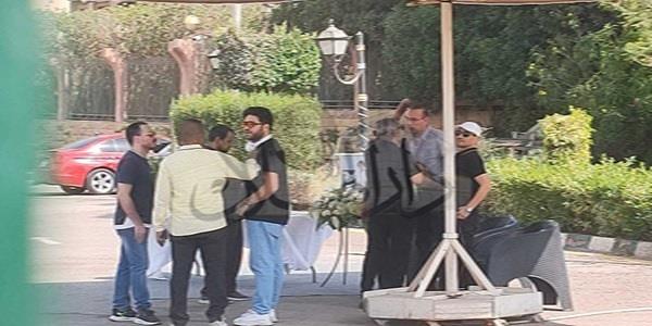 نجوم الفن يحتشدون لاستقبال جثمان سميحة أيوب بمسجد الشرطة.. صور