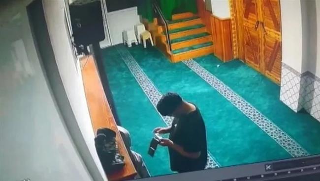 فيديو.. لحظة سرقة صندوق تبرعات من مسجد في تركيا