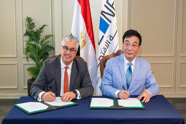 رئيس اقتصادية قناة السويس يوقع عقد مشروع لصناعة حقائب السفر بالقنطرة 