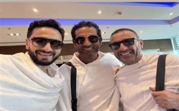 بملابس الإحرام.. السقا فى أحدث ظهور له رفقة حمادة هلال وعمرو سعد