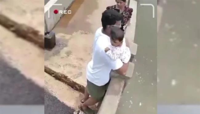 فيديو.. والدان يعرضان حياة رضيعهما للخطر من أجل التقاط "سيلفي" مميز