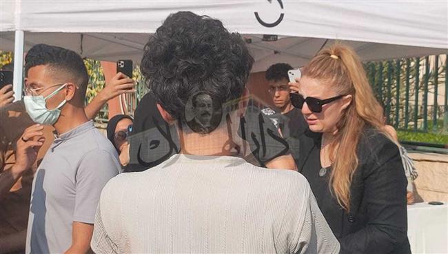 انهيار رانيا محمود ياسين في جنازة سميحة أيوب بمسجد الشرطة  