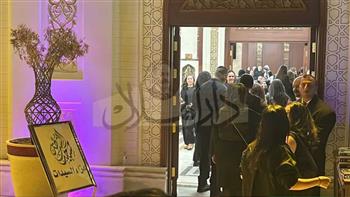 مدحت العدل وهاني شاكر يقدمان واجب العزاء في والدة عمرو الجنايني 