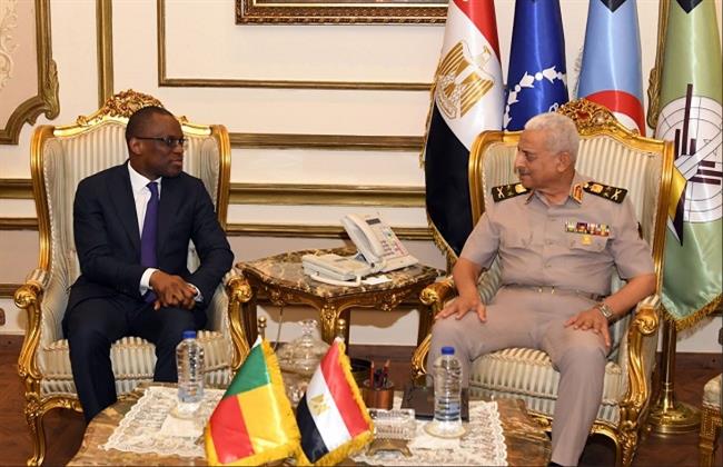 وزير الدفاع يلتقي وزير خارجية بنين لبحث أوجه التعاون بين البلدين 