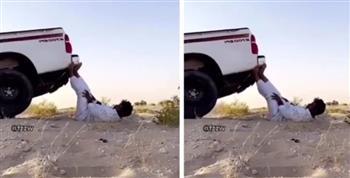 فيديو.. خليجي يلجأ إلى حيلة طريفة لتحريك سيارته العالقة في الرمال