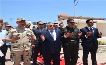 محافظ بورسعيد وقائد الجيش الثاني الميداني يتفقدان مقابر الشهداء 