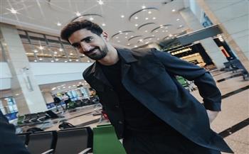 محمد علي بن رمضان يسجل الظهور الأول مع بعثة الأهلي في مطار القاهرة