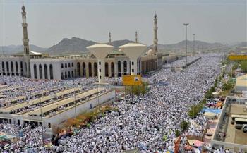 لحظات خشوع على جبل الرحمة.. ضيوف الرحمن يتوافدون إلى صعيد عرفات لأداء ركن الحج الأعظم