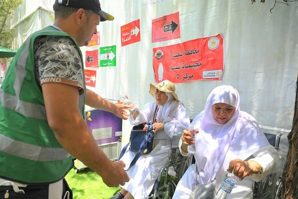 استعدادًا للنفرة من عرفات.. الحجاج يتهيأون للتوجه إلى مزدلفة مع غروب الشمس