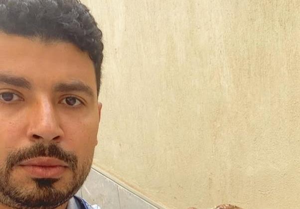 محمد أنور يشارك جمهوره صورته مع خروف العيد.. «اهرب هيموتوك يا غبي»