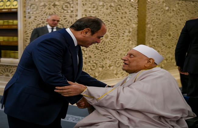 الرئيس السيسي يصافح أحمد عمر هاشم خلال صلاة عيد الأضحى بمسجد مصر| صور 