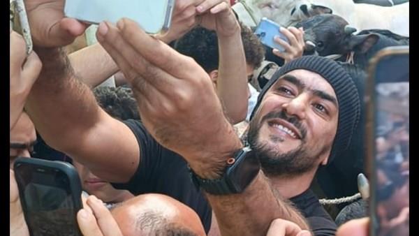 أحمد العوضي يحتفل بالعيد مع أهل منطقة عين شمس 