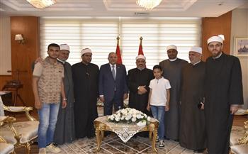 في أجواء يسودها الود والمحبه.. محافظ بورسعيد يستقبل المهنئين بعيد الأضحى