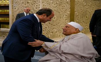 الرئيس السيسي يصافح أحمد عمر هاشم خلال صلاة عيد الأضحى بمسجد مصر| صور 