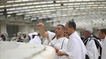 حجاج بعثة القرعة يواصلون رمي الجمرات في أول أيام التشريق