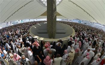 حجاج بيت الله الحرام يرمون الجمرات الثلاث في أول أيام التشريق