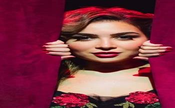 مي عز الدين تشارك جمهورها أحدث صورها من المسرح