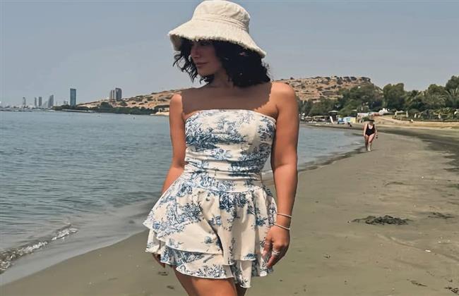 صبا مبارك تحتفل بالعيد على شاطئ البحر 