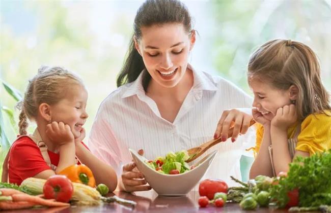 للأمهات.. طرق تساعدك في تشكيل عادات غذائية صحية لدى طفلك