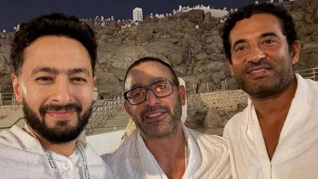 حمادة هلال يشارك الجمهور رحلته برفقة السقا و سعد  لأداء فريضة الحج