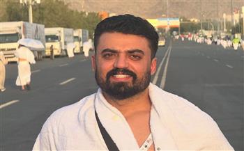 إسلام جمال يؤدي مناسك الحج بملابس الإحرام ويشارك جمهوره صوراً من الرحلة 