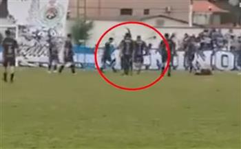 فيديو غريب. الشرطة تقتحم ملعب كرة قدم وتقبض على حكم مباراة
