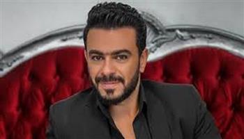 كريم الحسيني يطلب الدعاء لزوجته بعد دخولها عملية جراحية خطيرة