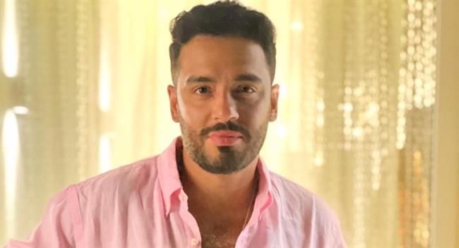 رامى جمال يحتفل بـ«محسبتهاش» على الهواء مباشرة بالإذاعة